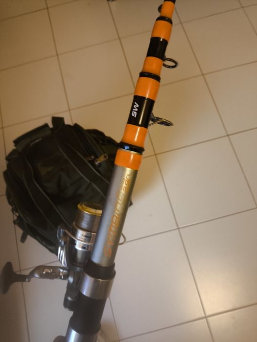 Cana de pesca completa e mala cheia de material de pesca