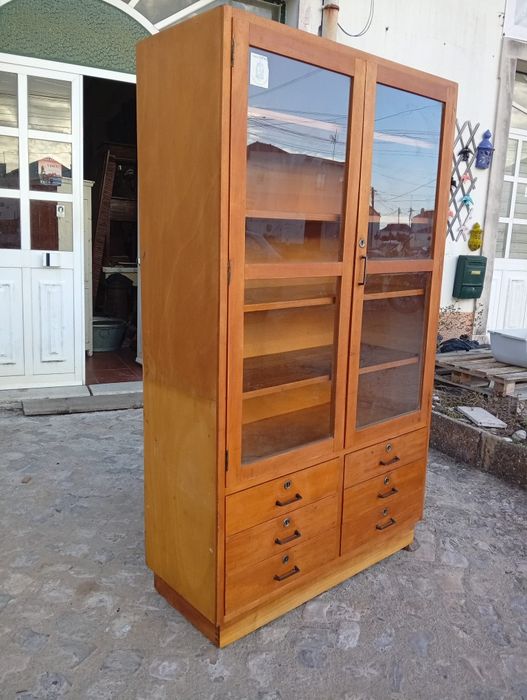 Móvel vitrine com gavetas