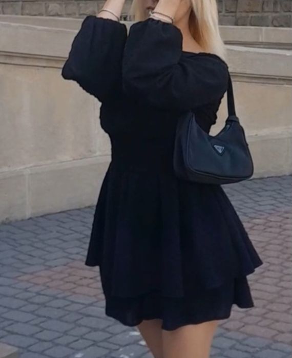 Чорна сукня з довгим рукавом та пишною юбкою