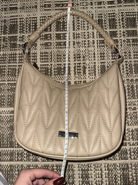 Сумка у трендовому бежевому кольорі