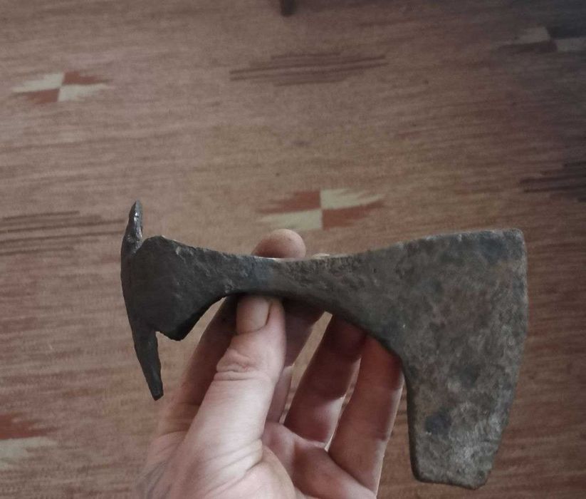 Продам сокиру Київської русі.