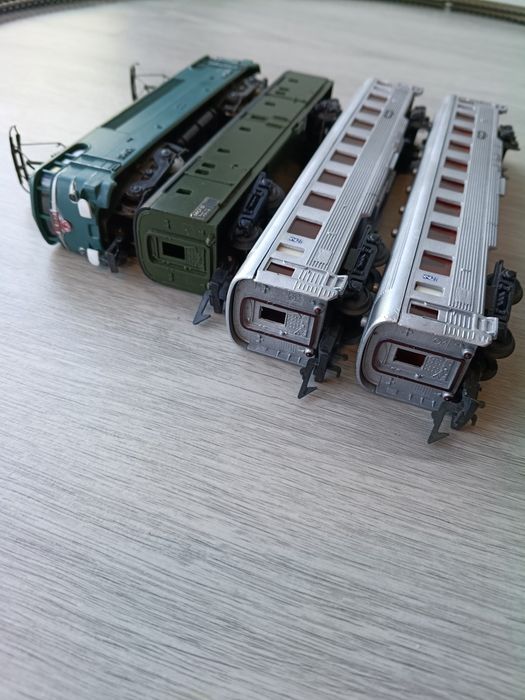 Locomotiva eléctrica BB 9201 SNCF + furgão + carruagens inox H0
