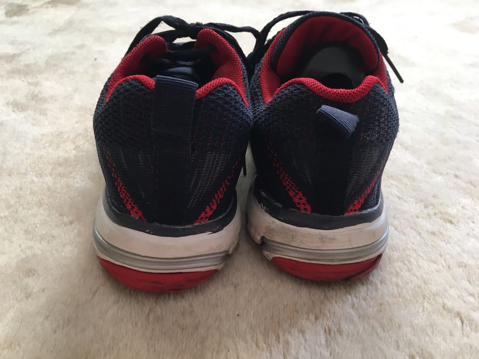 Кроссовки Adidas.