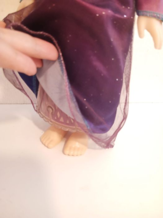 Boneca: Elsa Frozen fala e canta "Into the Unknown" com luz