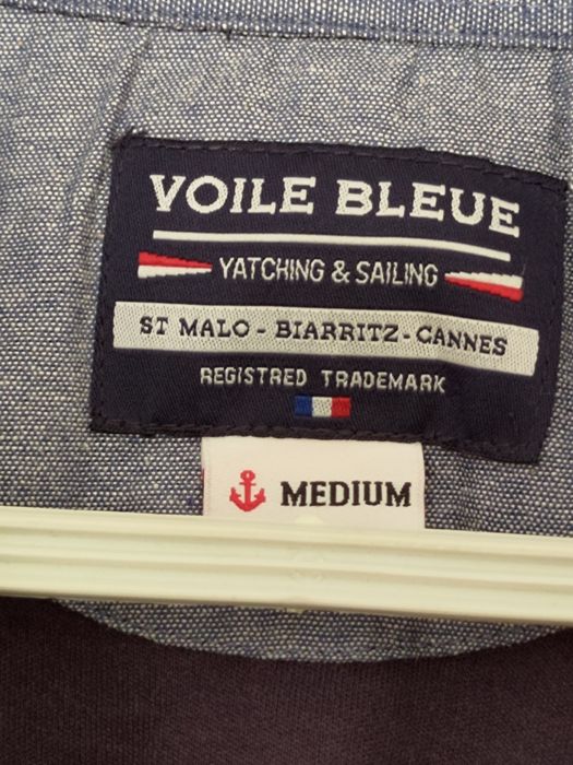 Polo azul de mangas compridas