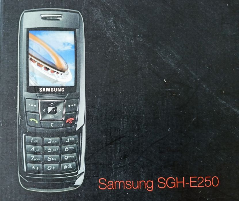 Zasilacz sieciowy ładowarka do telefonu Samsung SGH-E250 w opakowaniu.