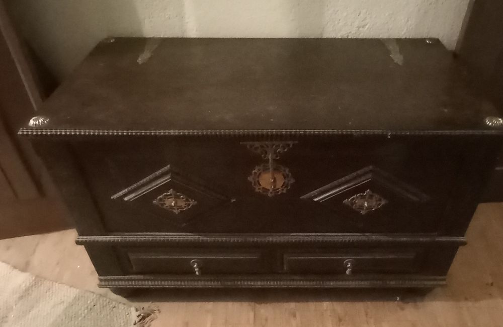 Baú de madeira cor escura