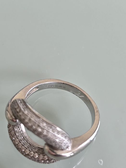 Lindo anel em prata com design moderno.

- Detalhes em zircónias.
- Ta