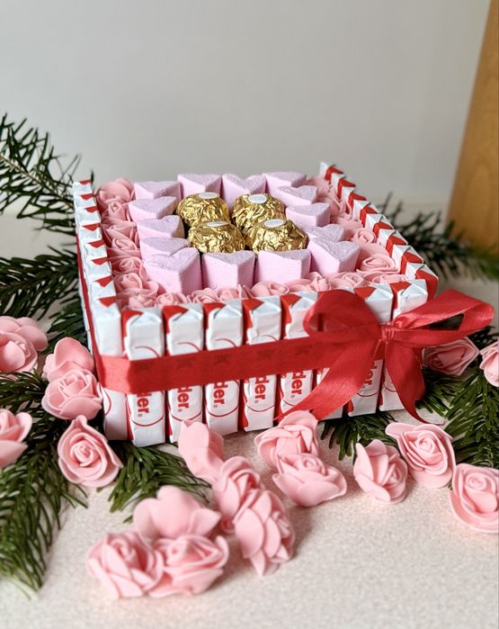 Pudełko prezentowe słodyczy/box prezentowy  z róż, ferrero rocher