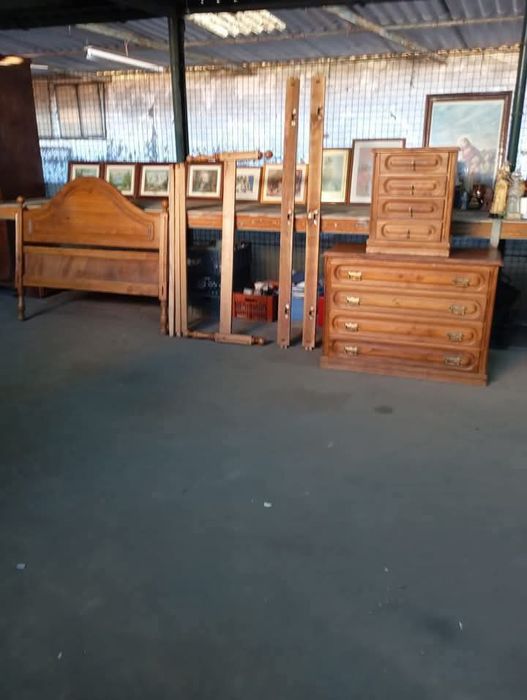 Vendo este quarto sem roupeiro muito bonito bom estado