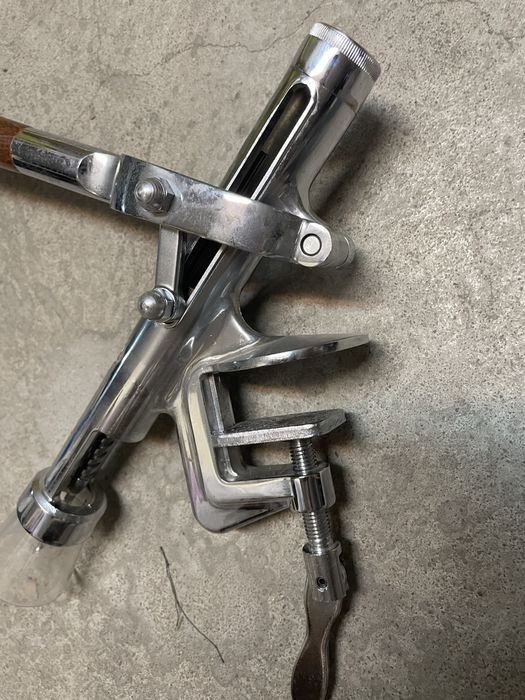 Saca rolhas de mesa com cabo em madeira cromado e dourado