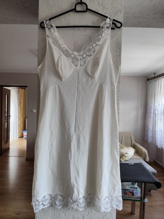 Halka z koronką do kolan na nieregulowane ramiączka rozm 44D. Triumph.