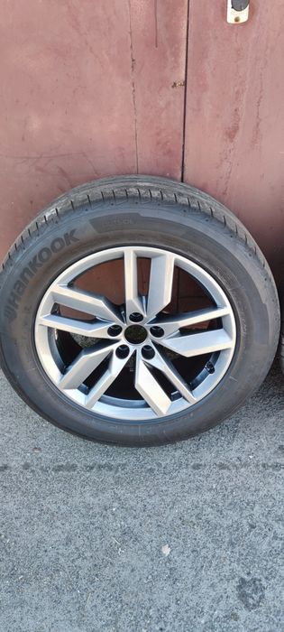 Оригінальні диски з резиною на Audi Q5 18"
