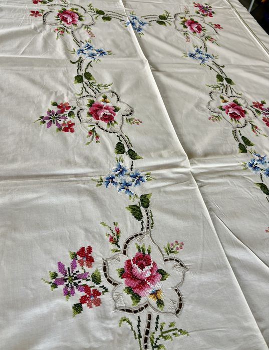 Toalha de mesa bordada a ponto cruz manual e 12 guardanapos