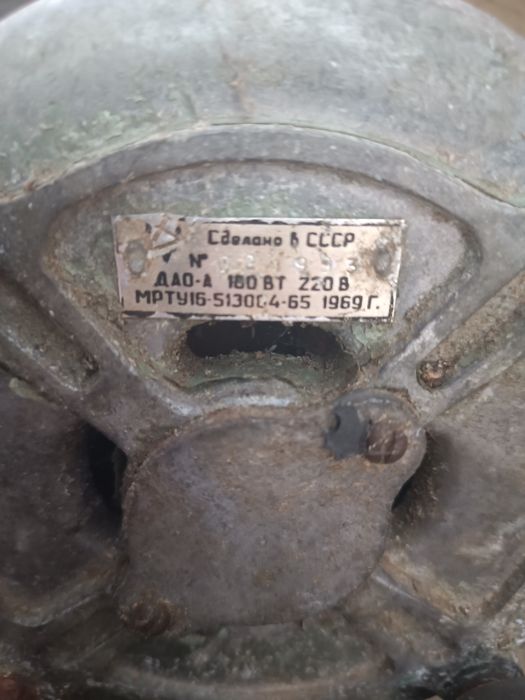 Продаються електродвигуни