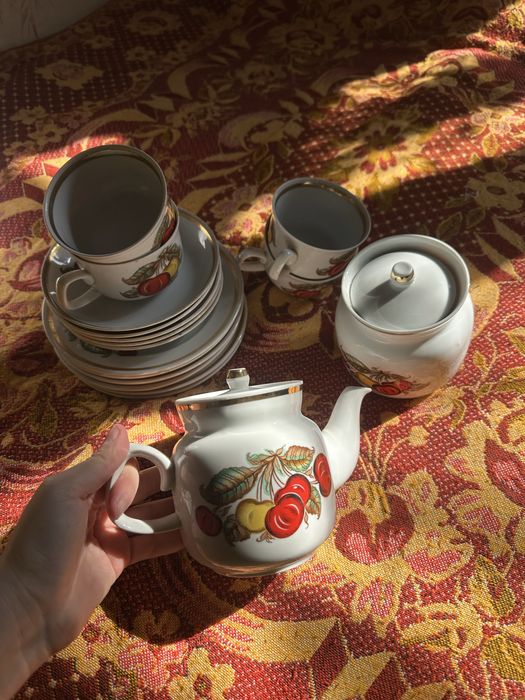 Сервиз советский с вишнями. В наборе 17 штук !