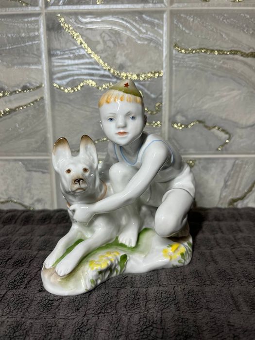 Продам статуэтку юный пограничник