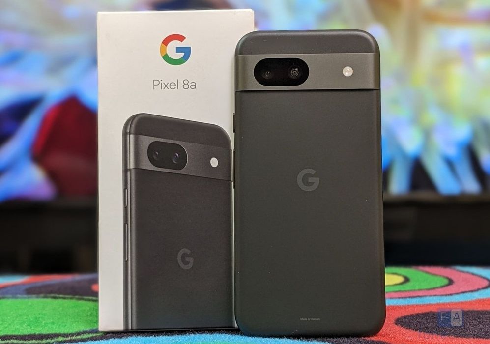 Google Pixel 8a na caixa original com 2 capas originais nas caixas