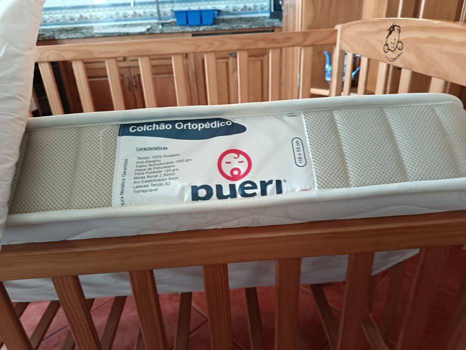 Berço de bebê em madeira