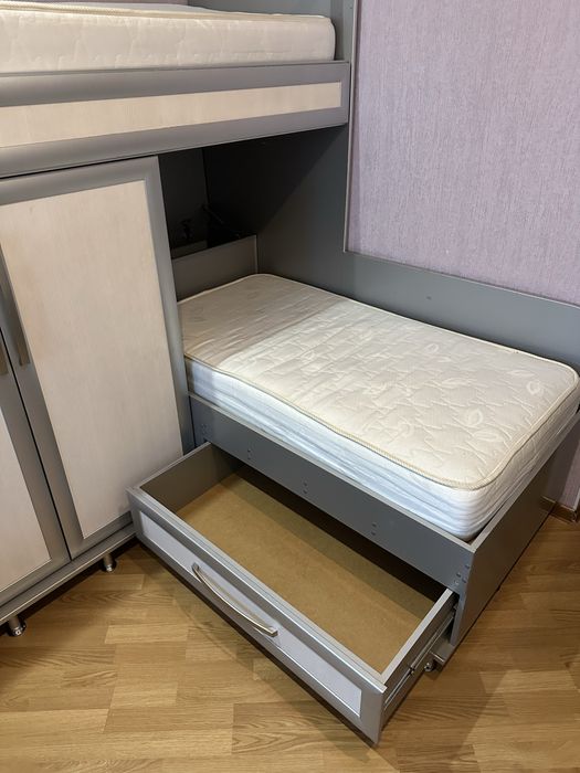 Двоярусне ліжко з меблями та робочим столом