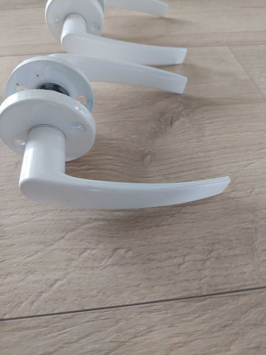 Klamki biale 2szt/1szt za 5zl.