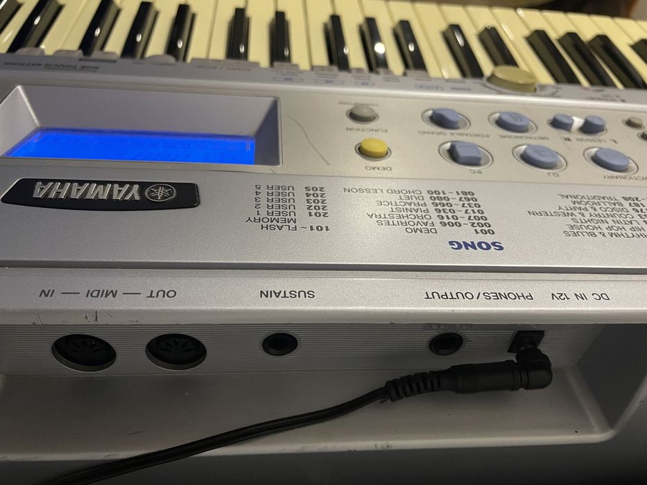 Piano Yamaha DGX-202 Portable Grand