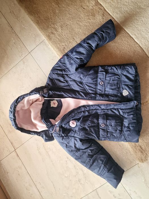 Roupa de criança em muito bom estado