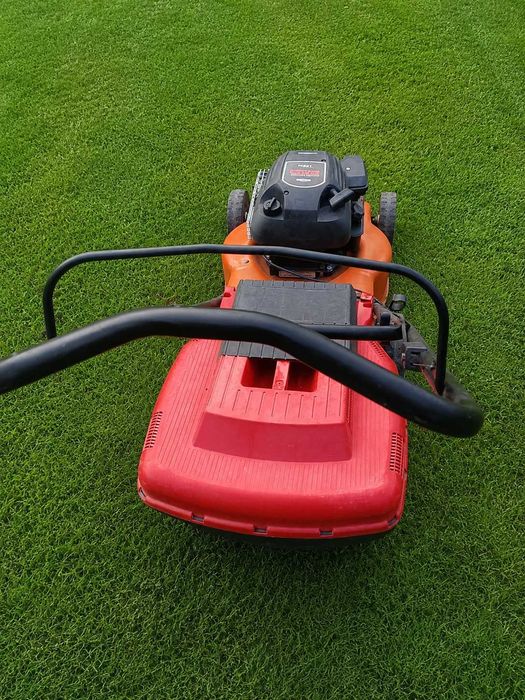 Kosiarka spalinowa do trawy Briggs and Stratton z koszem