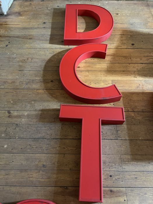 Letras em aluminio e acrilico