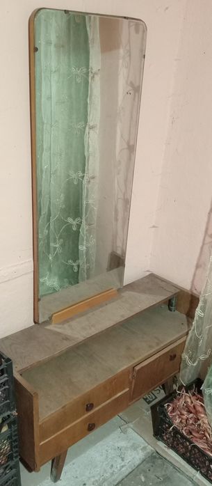 Трюмо з великим дзеркалом