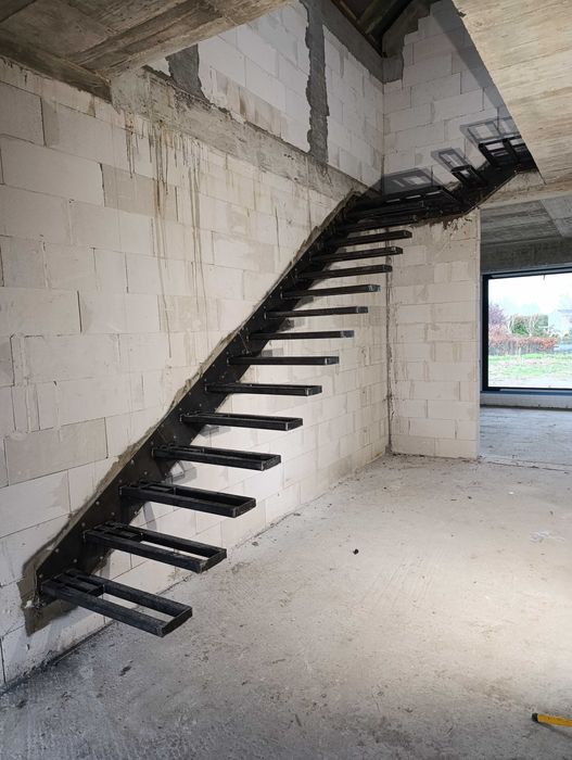 Schody półkowe wspornikowe wiszące Producent