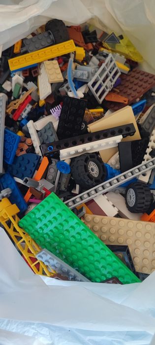 Klocki LEGO na wagę.