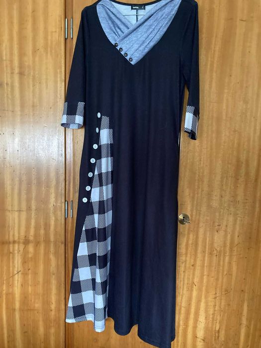 vestido cinzento com botões