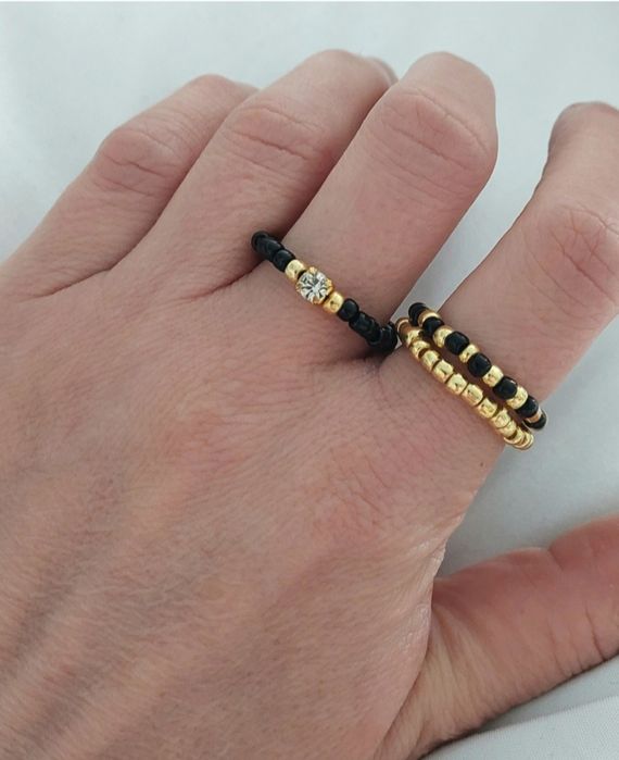 Zestaw pierścionków czarno złote cyrkonia koraliki