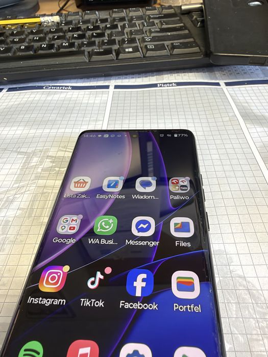Motorola Edge 40 8/256 - komplet, stan bardzo dobry
