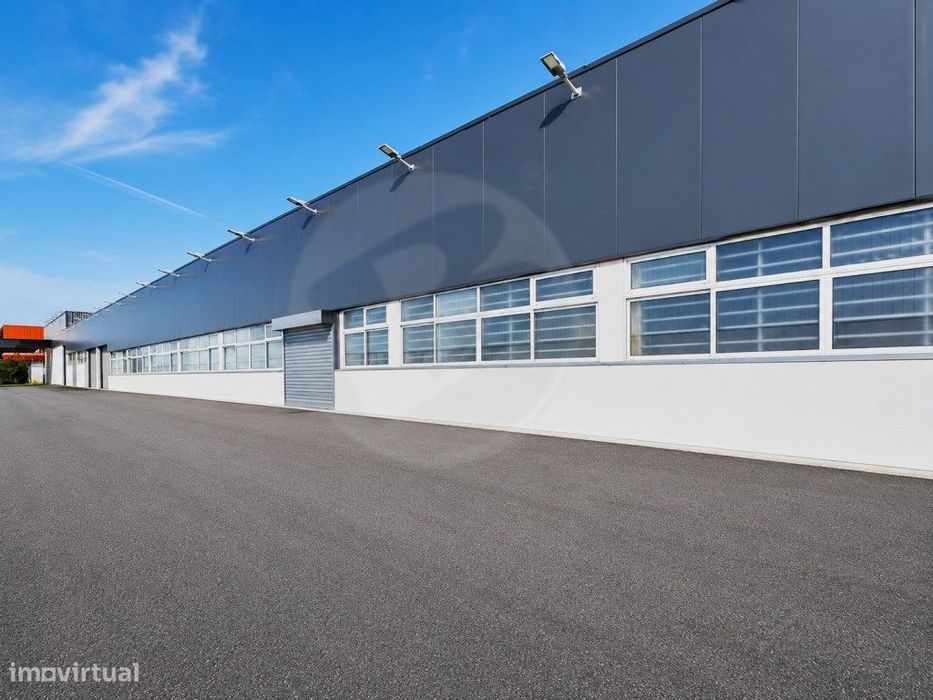 Armazém Industrial com 1.900 m² para Arrendamento em Fajozes