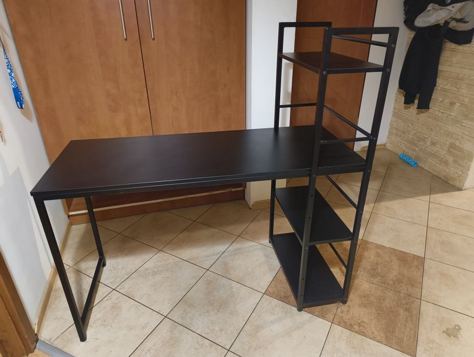 Biurko z półką zintegrowaną