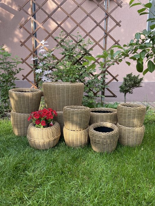Вироби з ротангу: кашпо, дровниці, спіднички під ялинку