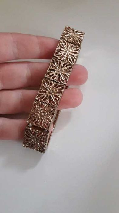 Bransoletka w kolorze złotym ze zdobieniami