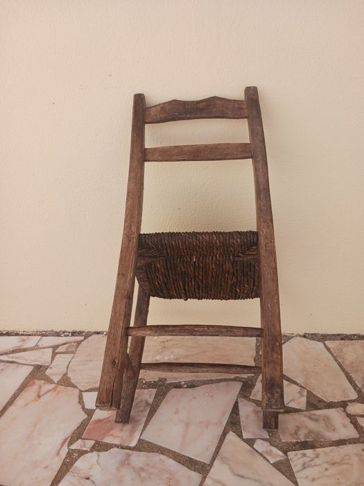 Cadeira antiga com acento em vime