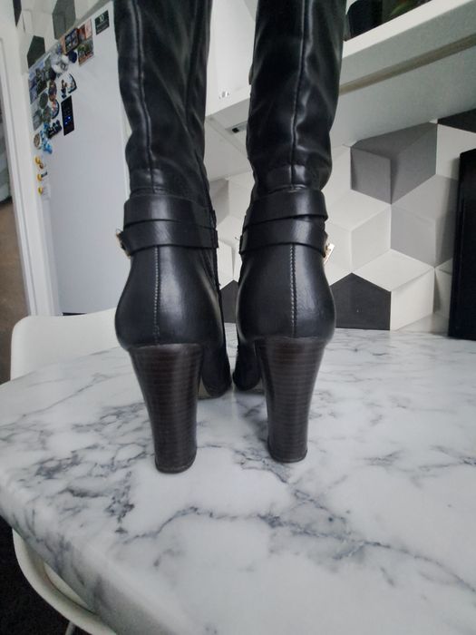 czarne kozaki na obcasie