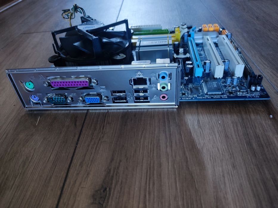 2 Motherboards e dois cpus socket LGA 775