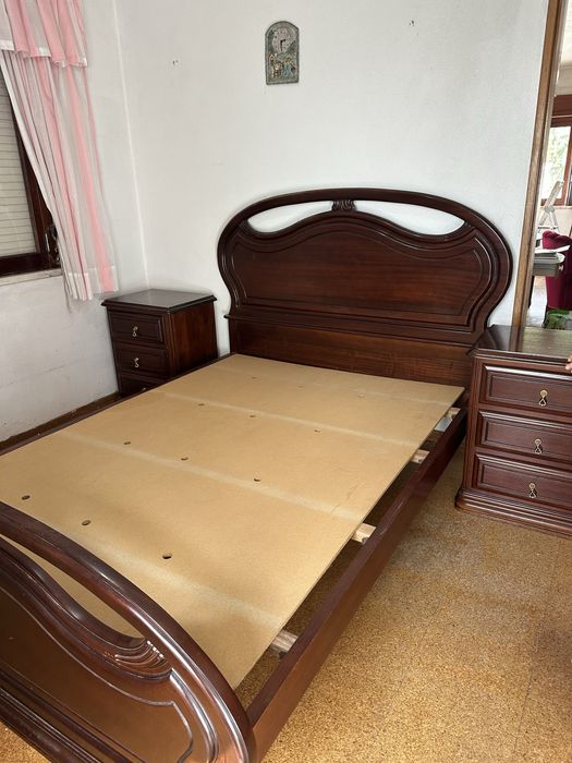 Cama com mesas cabeceira