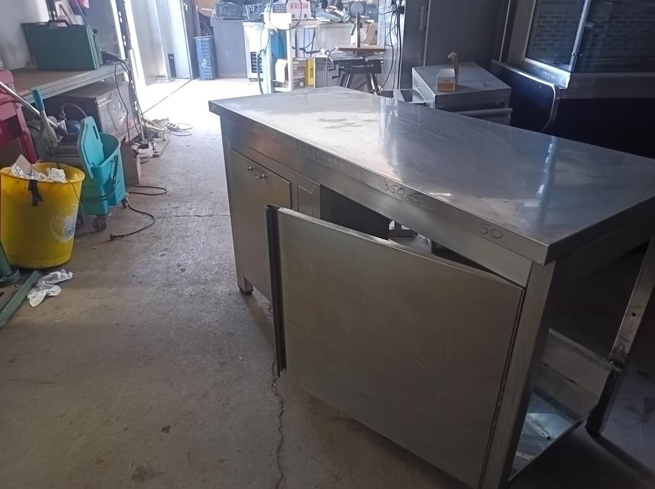 Bancada inox com portas e tulha para pão