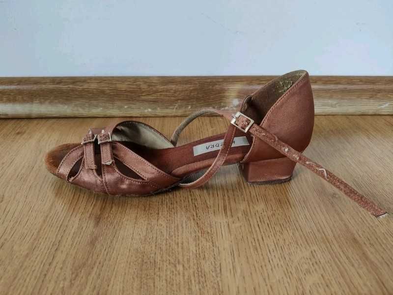 Buty do tańca towarzyskiego (łacina) na klocku
