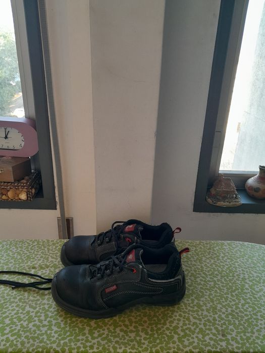 Vendo Sapatos de Senhor muito bonitos em bom estado são de Biqueira de Aço