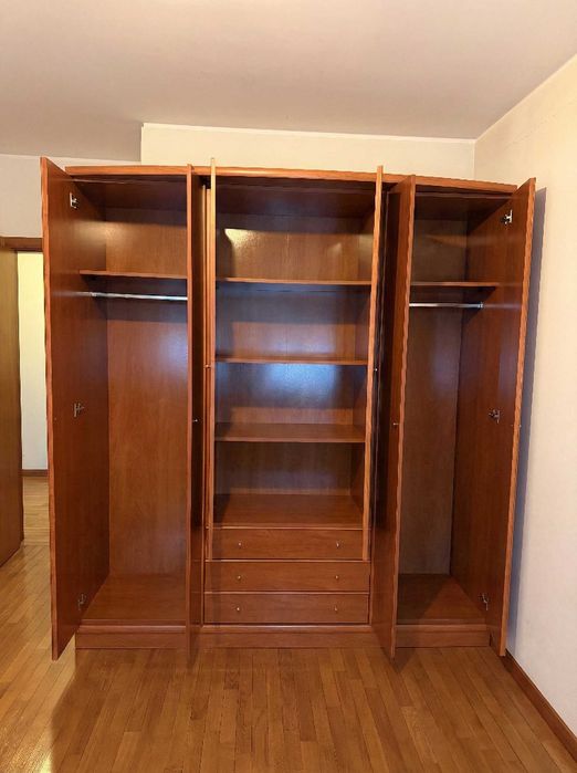 Mobiliário de Quarto em Madeira – Design Clássico e Funcional