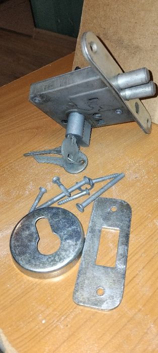 Продам врезной замок ключ-вертушка.
