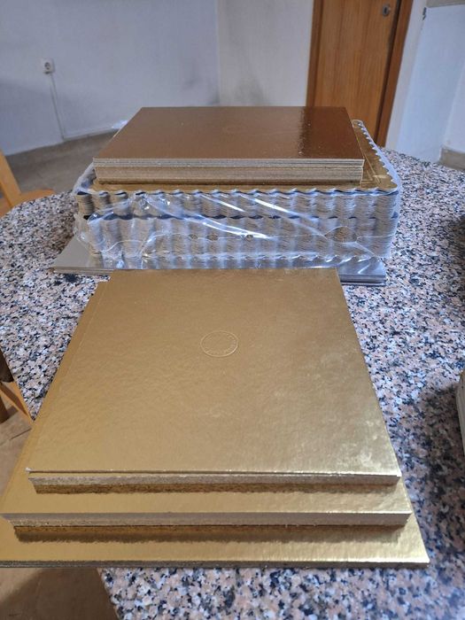 Caixas, pratos e bases de pastelaria