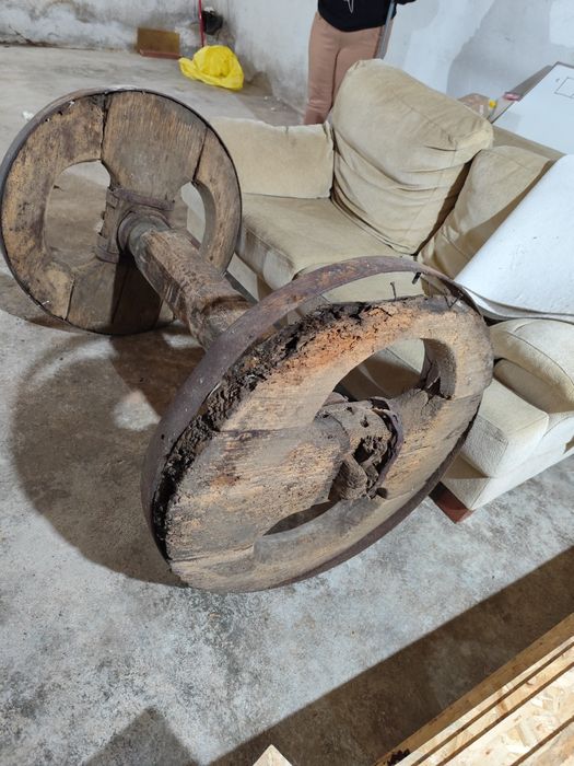 Rodas e eixo de carro de bois